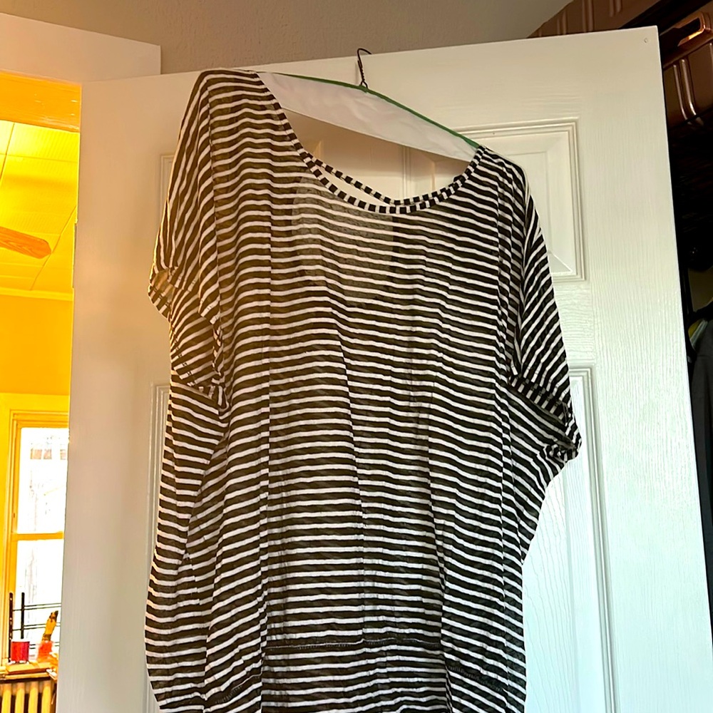 Lane Bryant Plus Sz 26/28 Black Striped Sheer Keyhole Back Banded Top